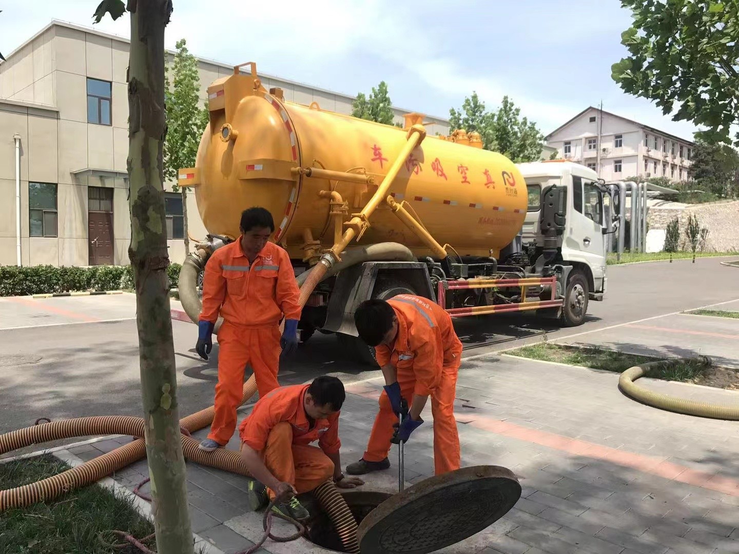 五龙口镇化粪池清理与5-8吨吸粪车施工效率分析